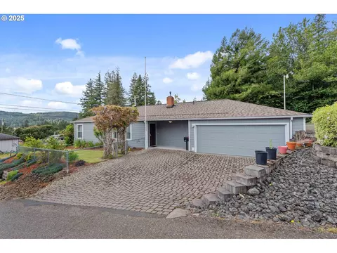 808 E 14th St, Coquille, OR 97423