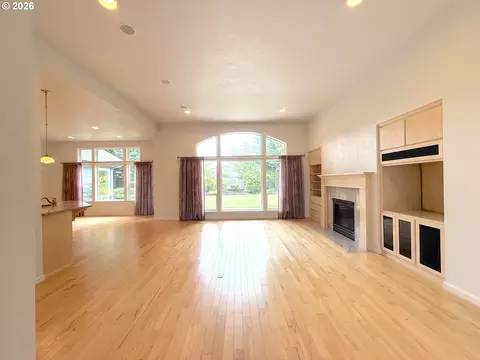 Living - 2602 Cumberland Dr, Eugene, OR 97408 photo 6 of 10