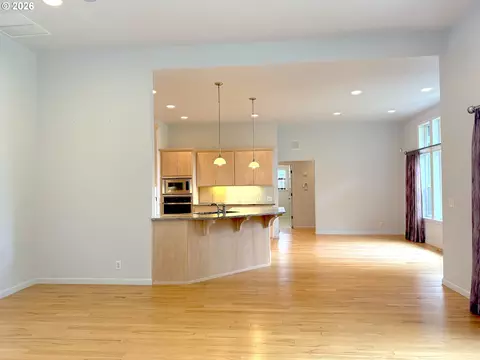Living - 2602 Cumberland Dr, Eugene, OR 97408 photo 8 of 10