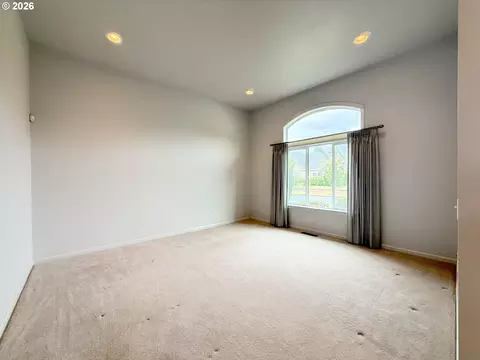 Living - 2602 Cumberland Dr, Eugene, OR 97408 photo 1 of 10