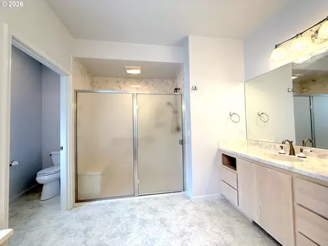 Bath - 2602 Cumberland Dr, Eugene, OR 97408 photo 5 of 10