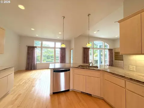 Kitchen - 2602 Cumberland Dr, Eugene, OR 97408 photo 2 of 4