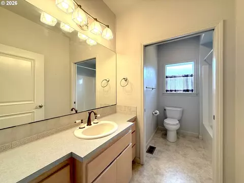 Bath - 2602 Cumberland Dr, Eugene, OR 97408 photo 9 of 10