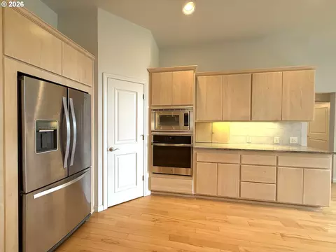 Kitchen - 2602 Cumberland Dr, Eugene, OR 97408 photo 4 of 4