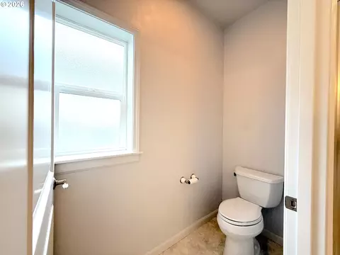 Bath - 2602 Cumberland Dr, Eugene, OR 97408 photo 3 of 10