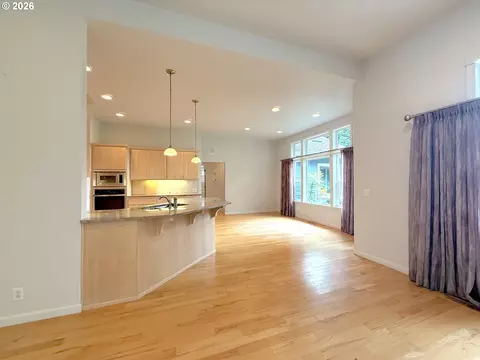 Living - 2602 Cumberland Dr, Eugene, OR 97408 photo 9 of 10