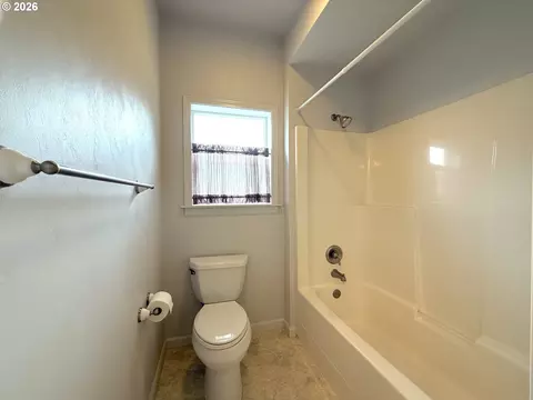 Bath - 2602 Cumberland Dr, Eugene, OR 97408 photo 10 of 10