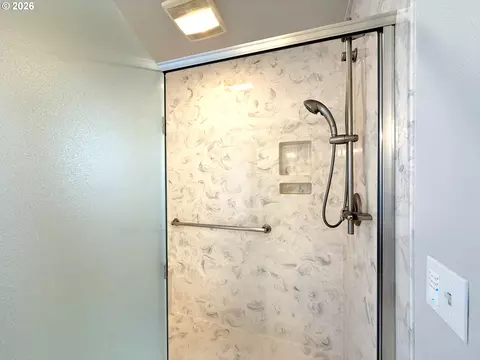 Bath - 2602 Cumberland Dr, Eugene, OR 97408 photo 6 of 10