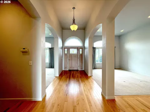 Entry Way - 2602 Cumberland Dr, Eugene, OR 97408 photo 2 of 5