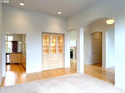Living - 2602 Cumberland Dr, Eugene, OR 97408 photo 5 of 10