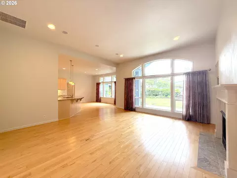 Living - 2602 Cumberland Dr, Eugene, OR 97408 photo 7 of 10