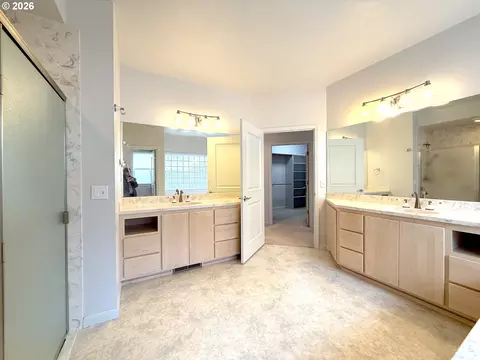 Bath - 2602 Cumberland Dr, Eugene, OR 97408 photo 4 of 10