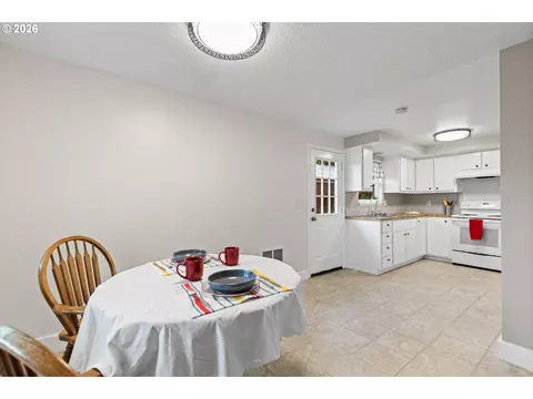 Dining - 806 SW 15th St, Pendleton, OR 97801 photo 4 of 4