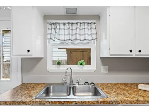 Kitchen - 806 SW 15th St, Pendleton, OR 97801 photo 3 of 3