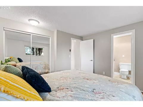 Bedroom - 806 SW 15th St, Pendleton, OR 97801 photo 3 of 7