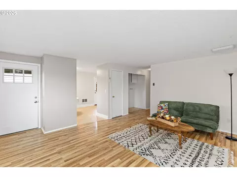 Living - 806 SW 15th St, Pendleton, OR 97801 photo 1 of 3