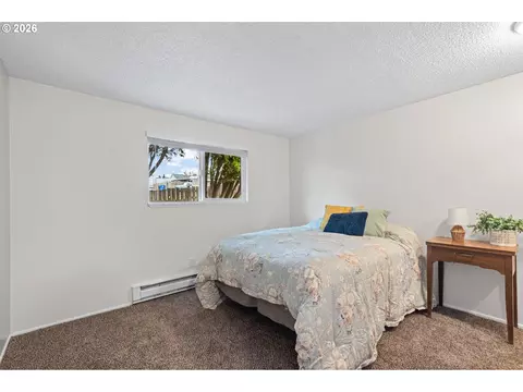 Bedroom - 806 SW 15th St, Pendleton, OR 97801 photo 2 of 7