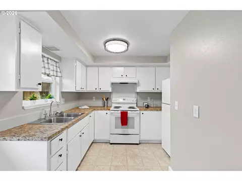 Kitchen - 806 SW 15th St, Pendleton, OR 97801 photo 1 of 3