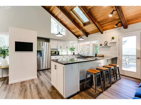 Kitchen - 3721 Pine Canyon Dr, Eugene, OR 97405 photo 2 of 7