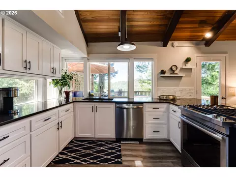 Kitchen - 3721 Pine Canyon Dr, Eugene, OR 97405 photo 5 of 7