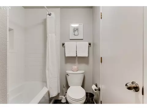 Bath - 3721 Pine Canyon Dr, Eugene, OR 97405 photo 3 of 4