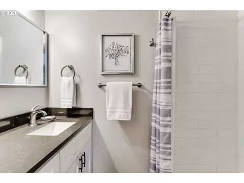 Bath - 3721 Pine Canyon Dr, Eugene, OR 97405 photo 1 of 4
