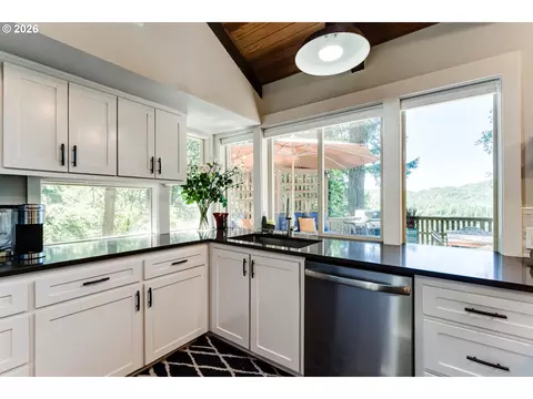 Kitchen - 3721 Pine Canyon Dr, Eugene, OR 97405 photo 6 of 7