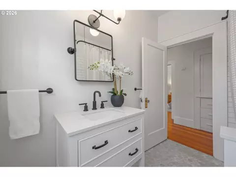 Bath - 2645 Emerald St, Eugene, OR 97403 photo 3 of 4