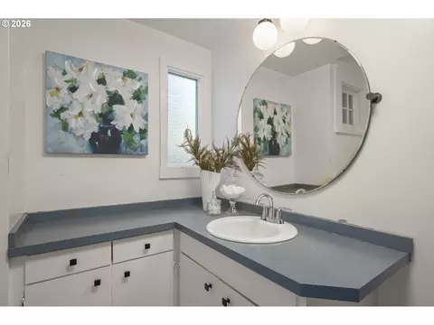 Bath - 2645 Emerald St, Eugene, OR 97403 photo 1 of 4