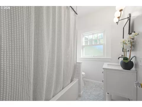 Bath - 2645 Emerald St, Eugene, OR 97403 photo 2 of 4