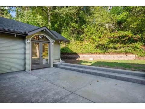 Exterior - 2645 Emerald St, Eugene, OR 97403 photo 6 of 8