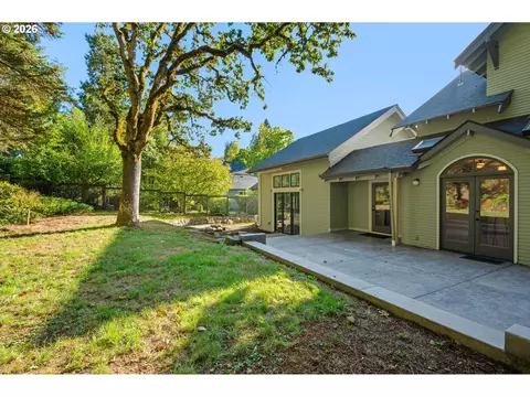 Exterior - 2645 Emerald St, Eugene, OR 97403 photo 5 of 8