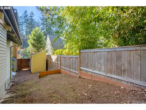 Exterior - 2645 Emerald St, Eugene, OR 97403 photo 7 of 8