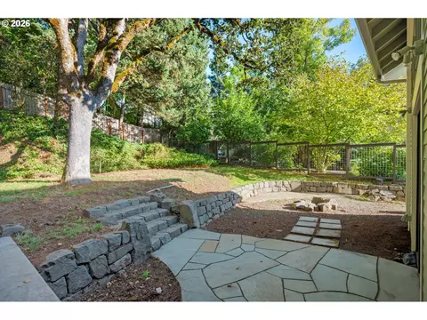 Exterior - 2645 Emerald St, Eugene, OR 97403 photo 3 of 8