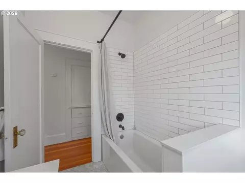 Bath - 2645 Emerald St, Eugene, OR 97403 photo 4 of 4