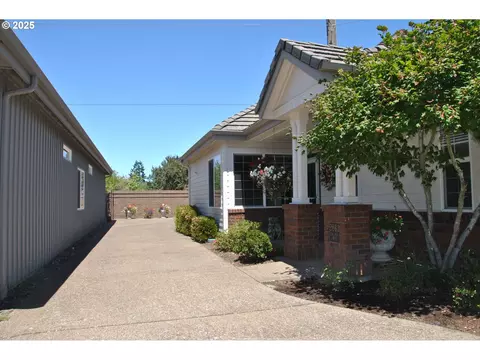 Exterior - 2063 Lake Wind Dr, Eugene, OR 97408 photo 2 of 7