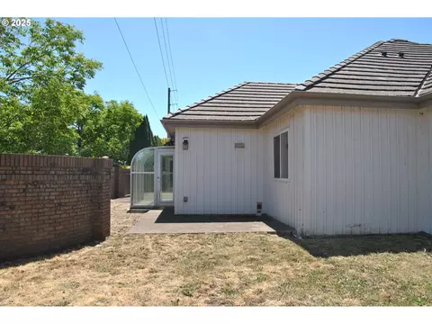 Exterior - 2063 Lake Wind Dr, Eugene, OR 97408 photo 7 of 7