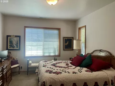 Bedroom - 2063 Lake Wind Dr, Eugene, OR 97408 photo 1 of 5