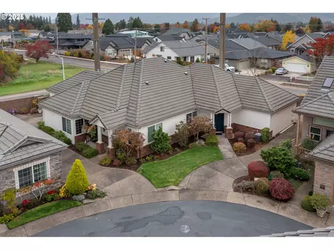 View/Area - 2063 Lake Wind Dr, Eugene, OR 97408 photo 5 of 9
