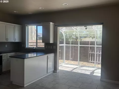 Kitchen - 2063 Lake Wind Dr, Eugene, OR 97408 photo 4 of 4