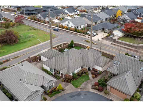 View/Area - 2063 Lake Wind Dr, Eugene, OR 97408 photo 4 of 9