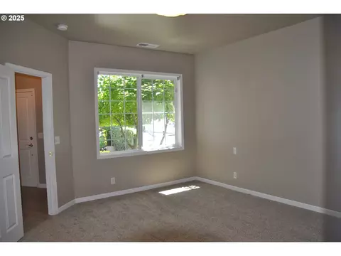 Bedroom - 2063 Lake Wind Dr, Eugene, OR 97408 photo 3 of 5