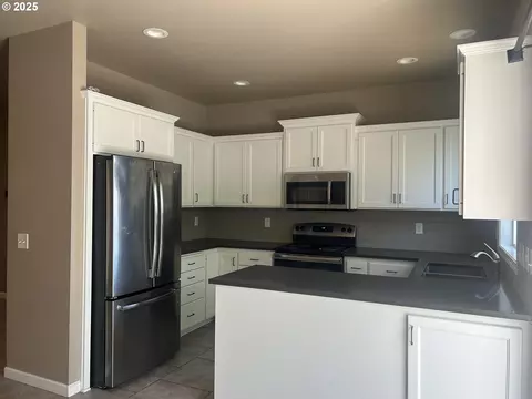 Kitchen - 2063 Lake Wind Dr, Eugene, OR 97408 photo 3 of 4