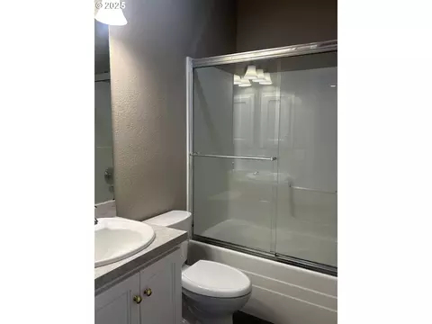 Bath - 2063 Lake Wind Dr, Eugene, OR 97408 photo 5 of 5