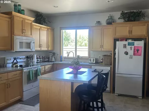Kitchen - 2063 Lake Wind Dr, Eugene, OR 97408 photo 2 of 4