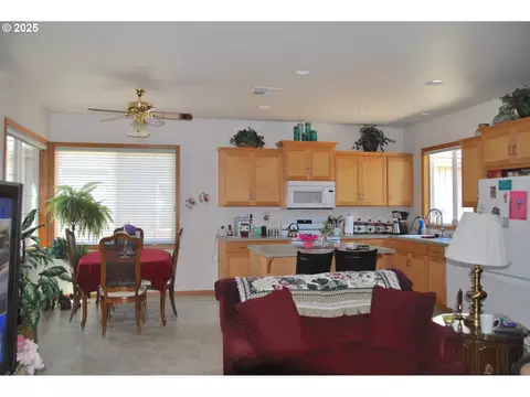 Kitchen - 2063 Lake Wind Dr, Eugene, OR 97408 photo 1 of 4