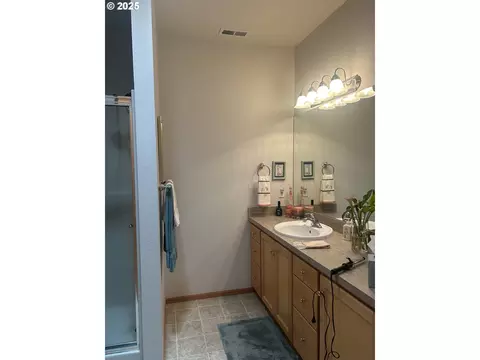 Bath - 2063 Lake Wind Dr, Eugene, OR 97408 photo 1 of 5