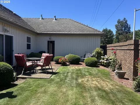 Exterior - 2063 Lake Wind Dr, Eugene, OR 97408 photo 4 of 7