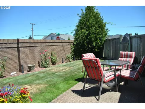 Exterior - 2063 Lake Wind Dr, Eugene, OR 97408 photo 3 of 7