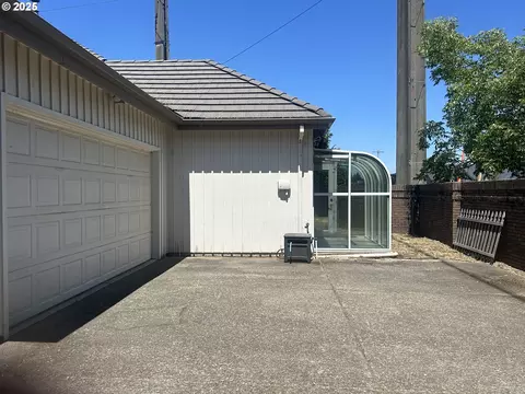 Exterior - 2063 Lake Wind Dr, Eugene, OR 97408 photo 6 of 7